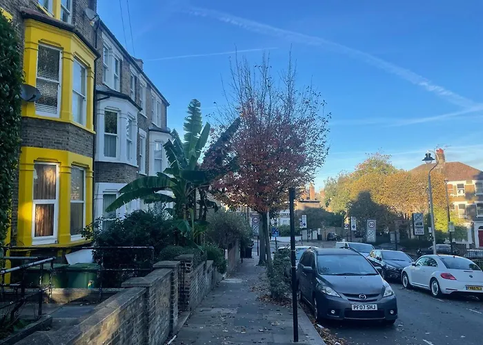 Double Room With Shared Bathroom In Private Self-Contained Flat You Will Share With One Other Person In Family House 2 Minutes Walk From Tufnell Park Tube Station 15 Minutes Walk From Camden Town