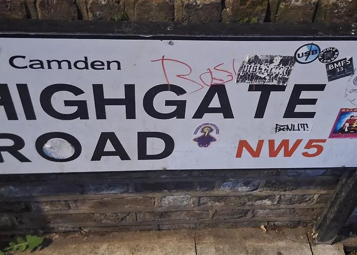 Double Room With Shared Bathroom In Private Self-Contained Flat You Will Share With One Other Person In Family House 2 Minutes Walk From Tufnell Park Tube Station 15 Minutes Walk From Camden Town